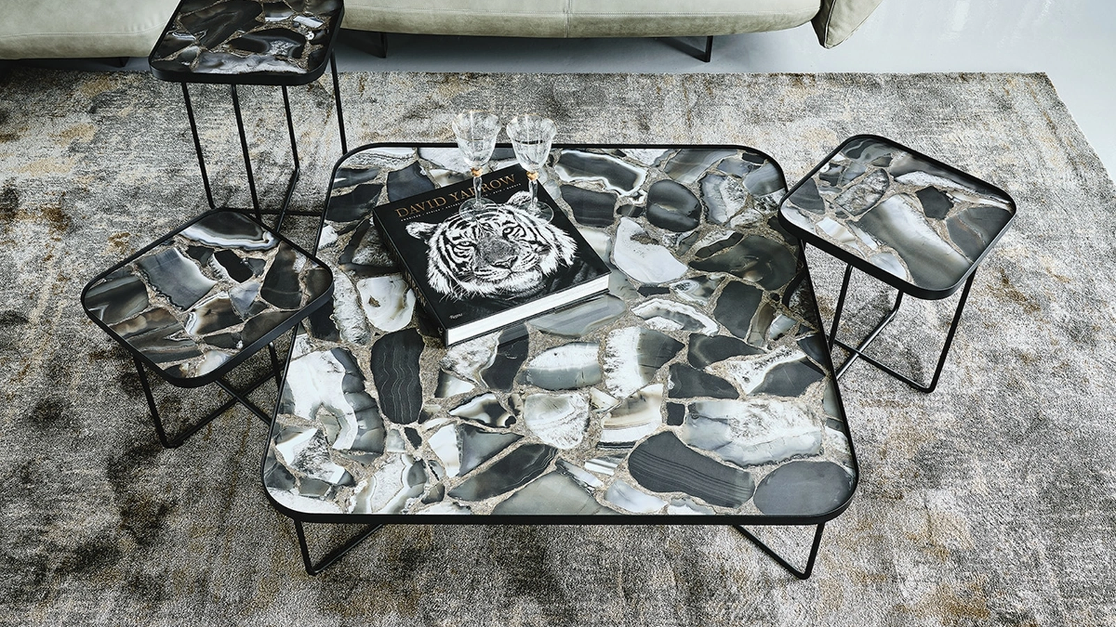 Tavolino in acciaio goffrato e piano in ceramica Benny Keramik di Cattelan Italia