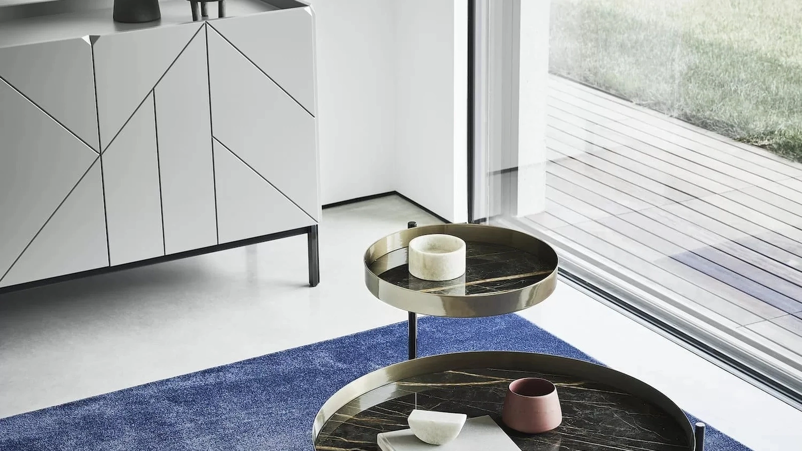 Tavolino Planet con piani in SuperMarmo e struttura in acciaio laccato di Bontempi