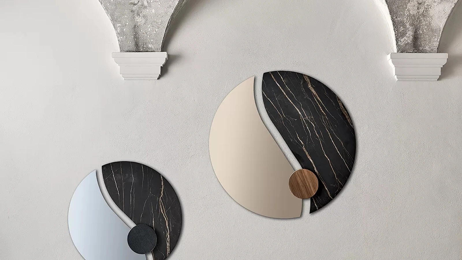 Specchio Luxor con elementi decorativi in SuperMarmo e legno di Bontempi