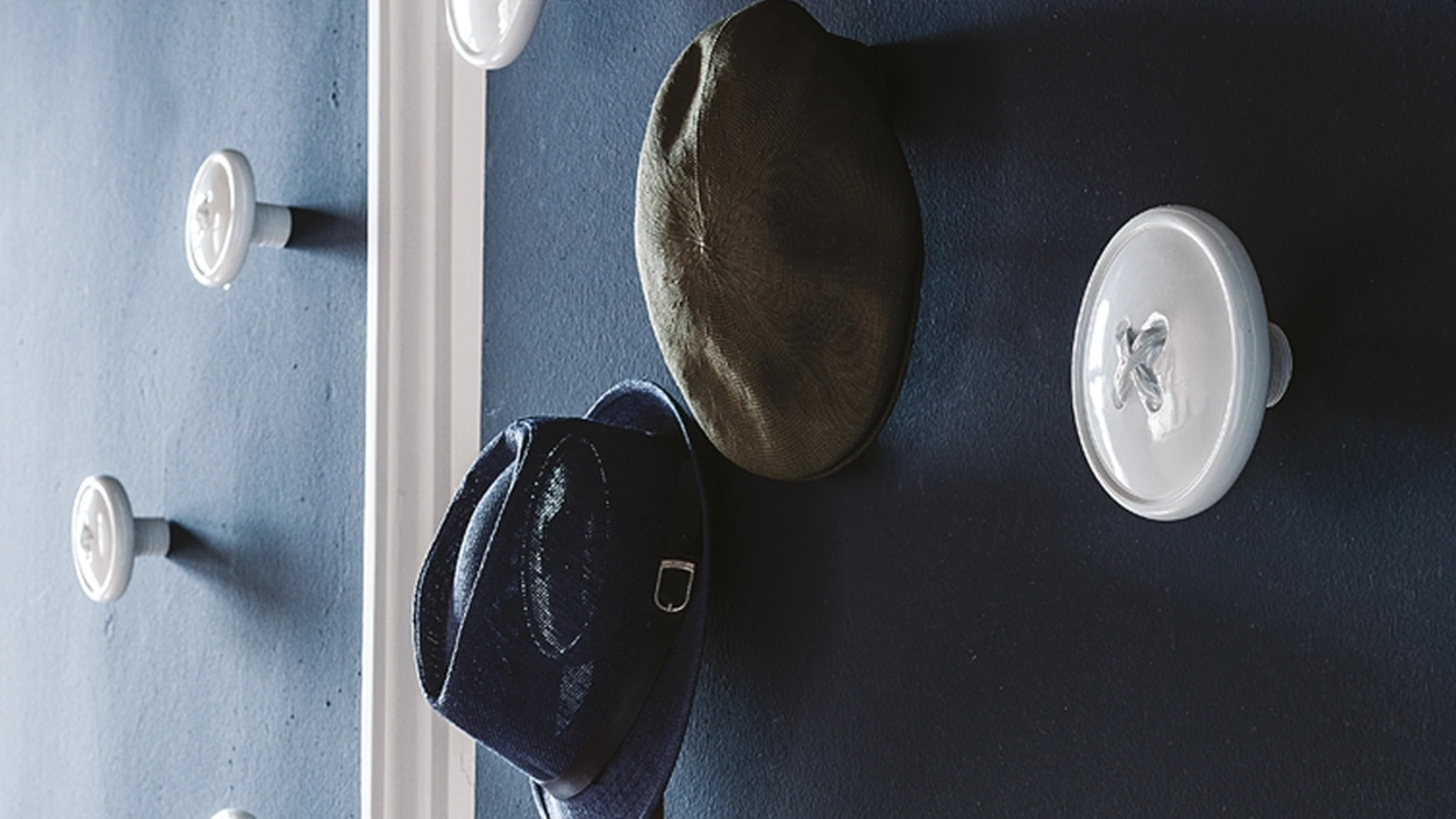 Appendiabiti Bottone in poliuretano rigido verniciato bianco madreperla di Cattelan Italia