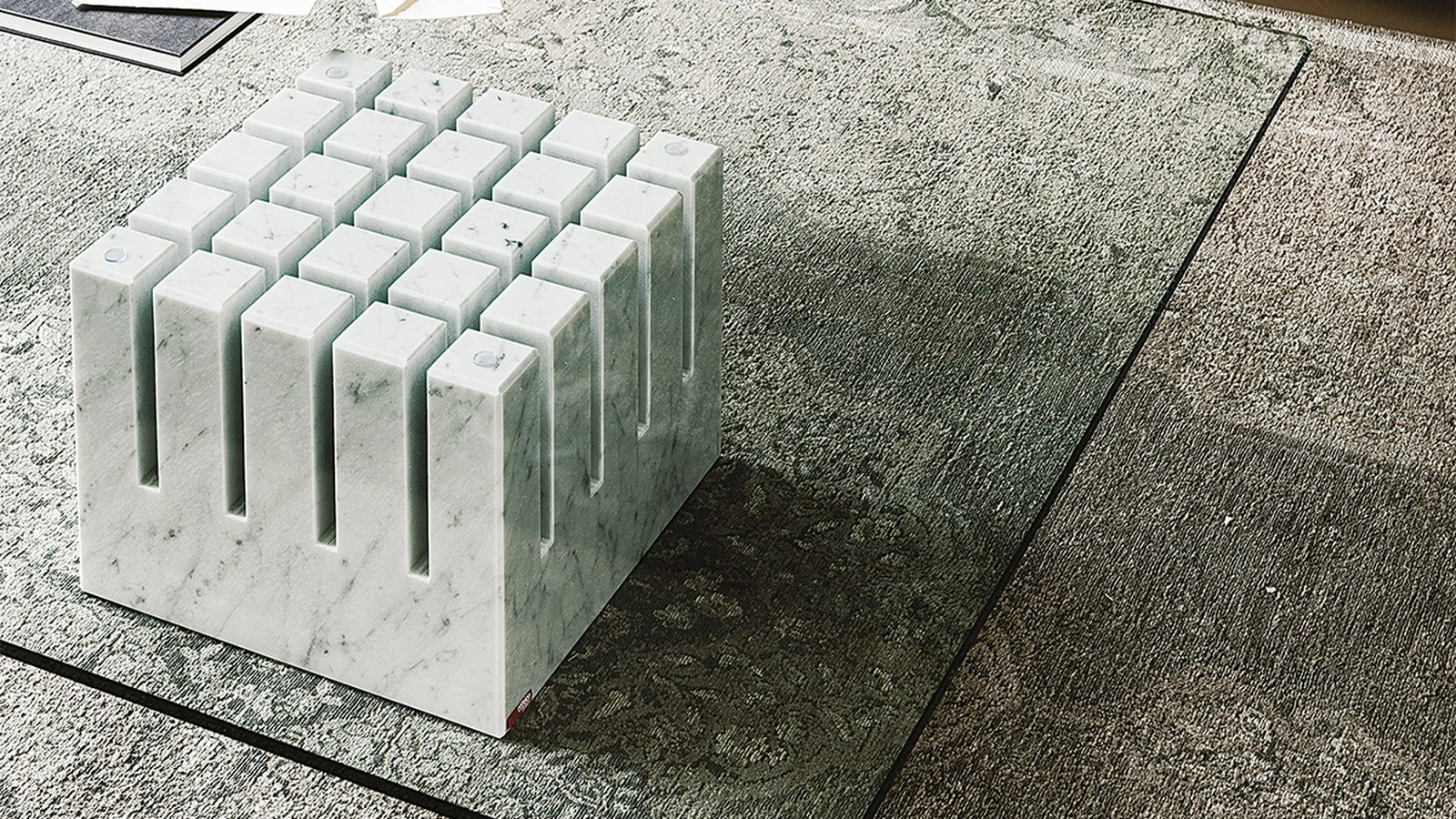 Tavolino con base in marmo e piano in cristallo Scacco di Cattelan Italia