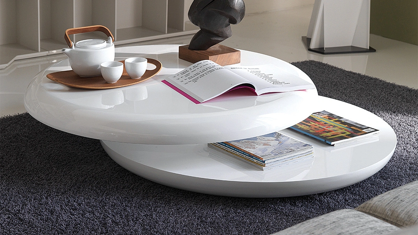 Tavolino con piano superiore girevole in legno laccato bianco lucido Yo-Yo di Cattelan Italia