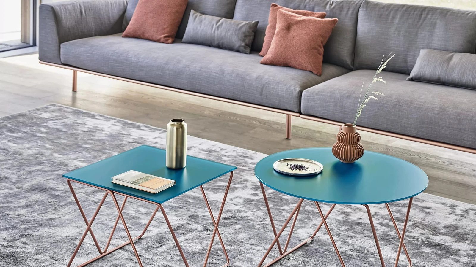 Tavolino Flexus con top in cuoio di Bontempi