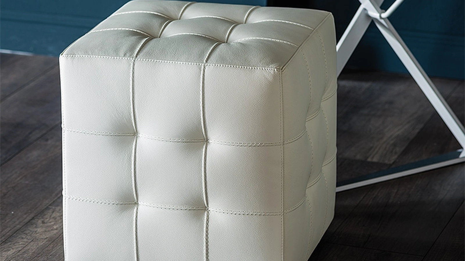 Pouf Bob su ruote imbottito e rivestito in pelle con lavorazione capitonné di Cattelan Italia