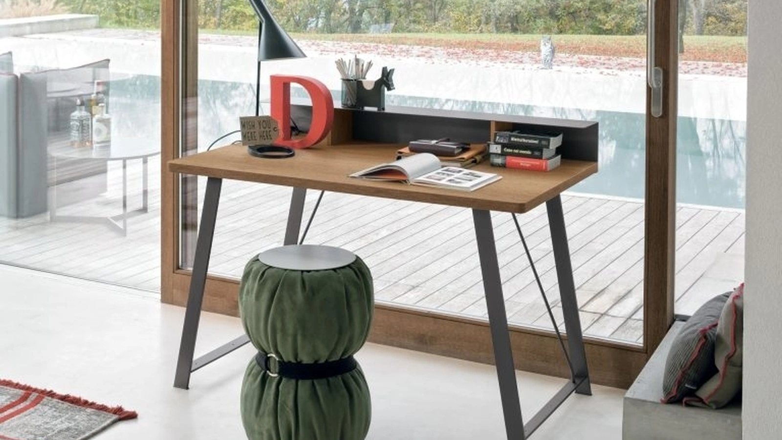 Scrittoio Atlante con piano in materico nodato chiaro e struttura metallo antracite di Tomasella