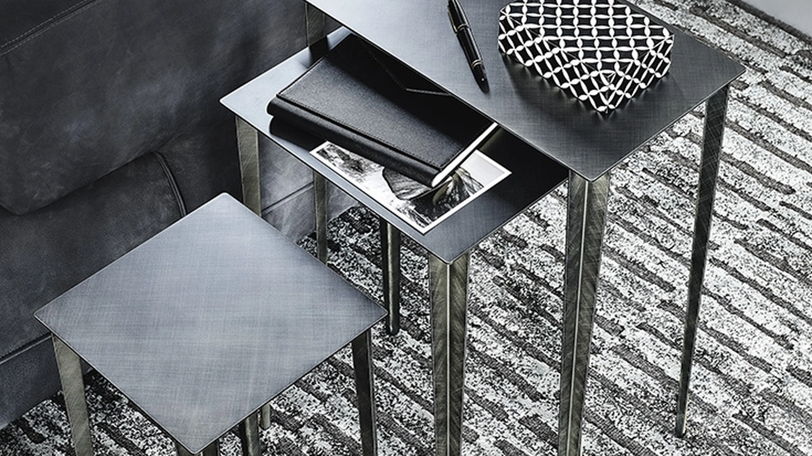 Tavolino Brushed Grey con parti in ottone Spillo di Cattelan Italia