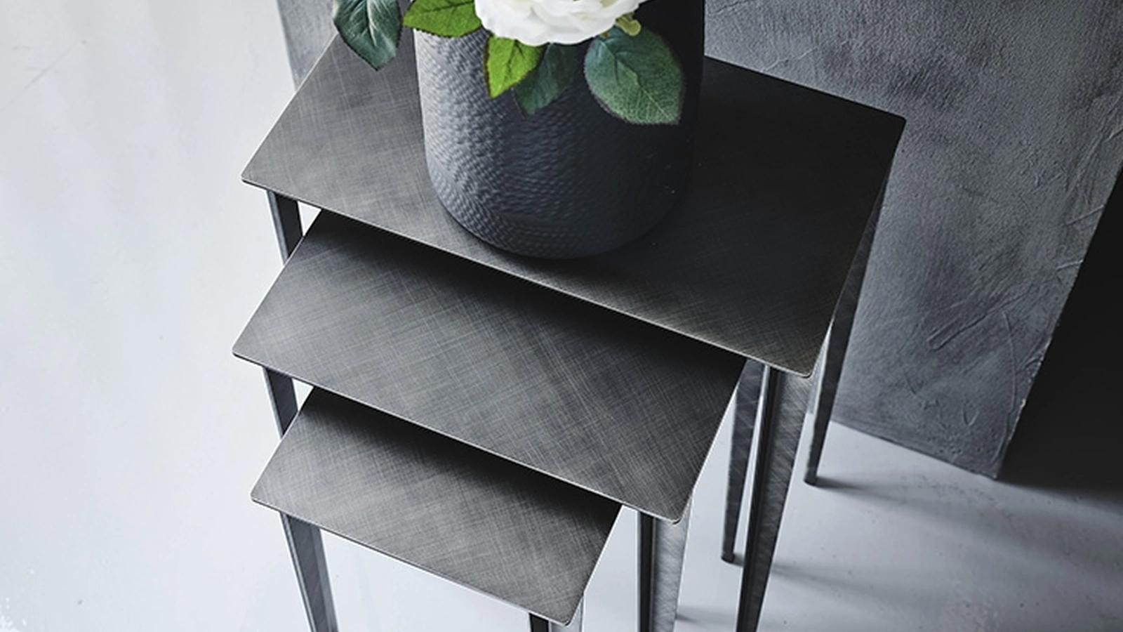 Tavolino Brushed Grey con parti in ottone Spillo di Cattelan Italia