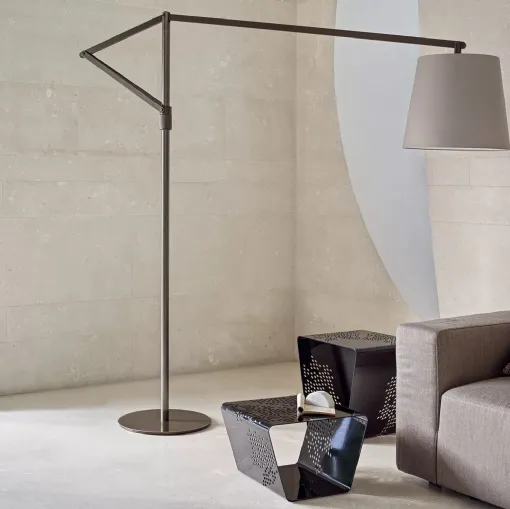 Lampada da terra Cloe con paralume in tessuto e struttura in acciaio laccato di Bontempi