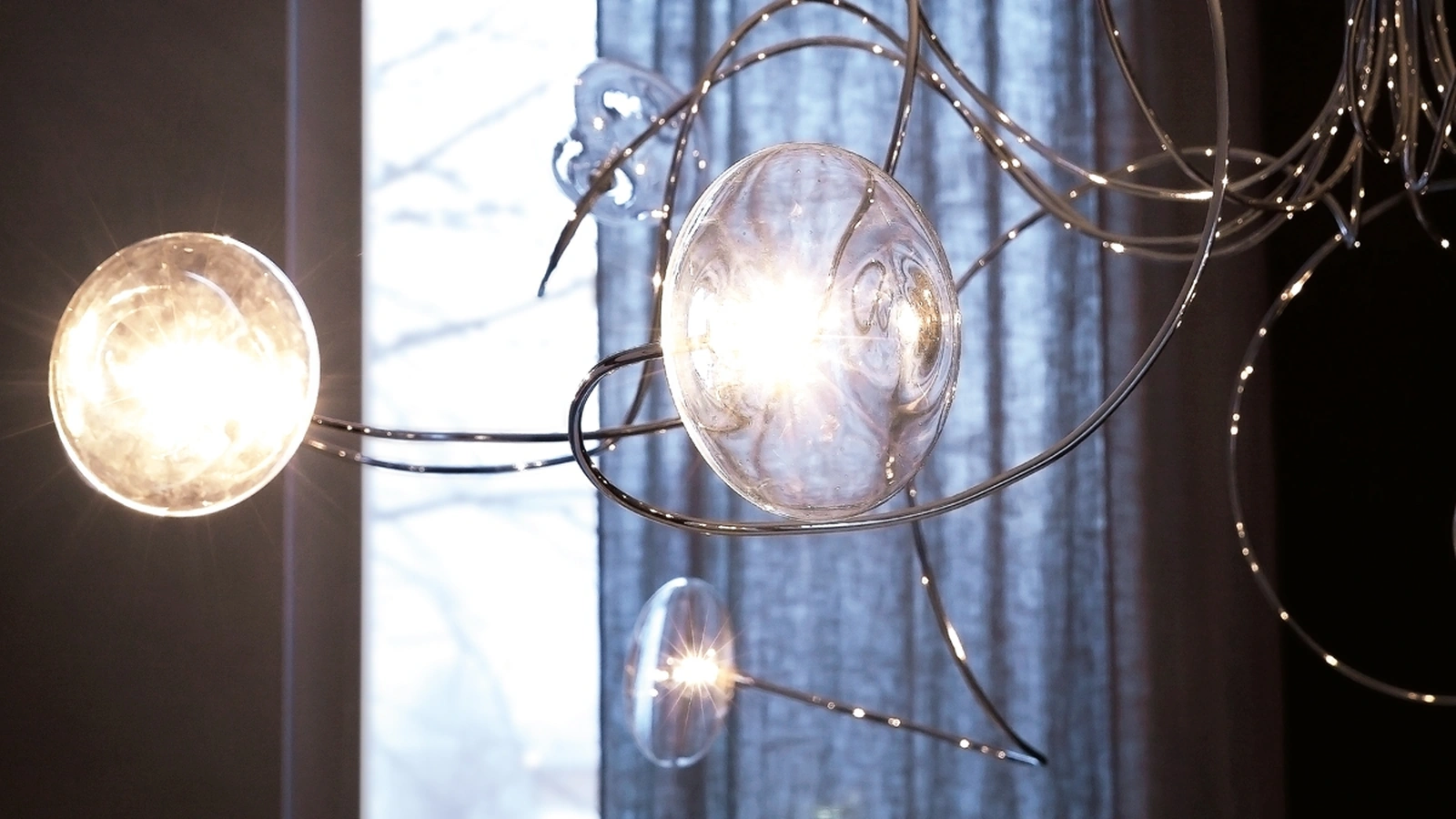 Lampada a sospensione con bracci cromati e paralumi in cristallo Oktopus di Cattelan Italia