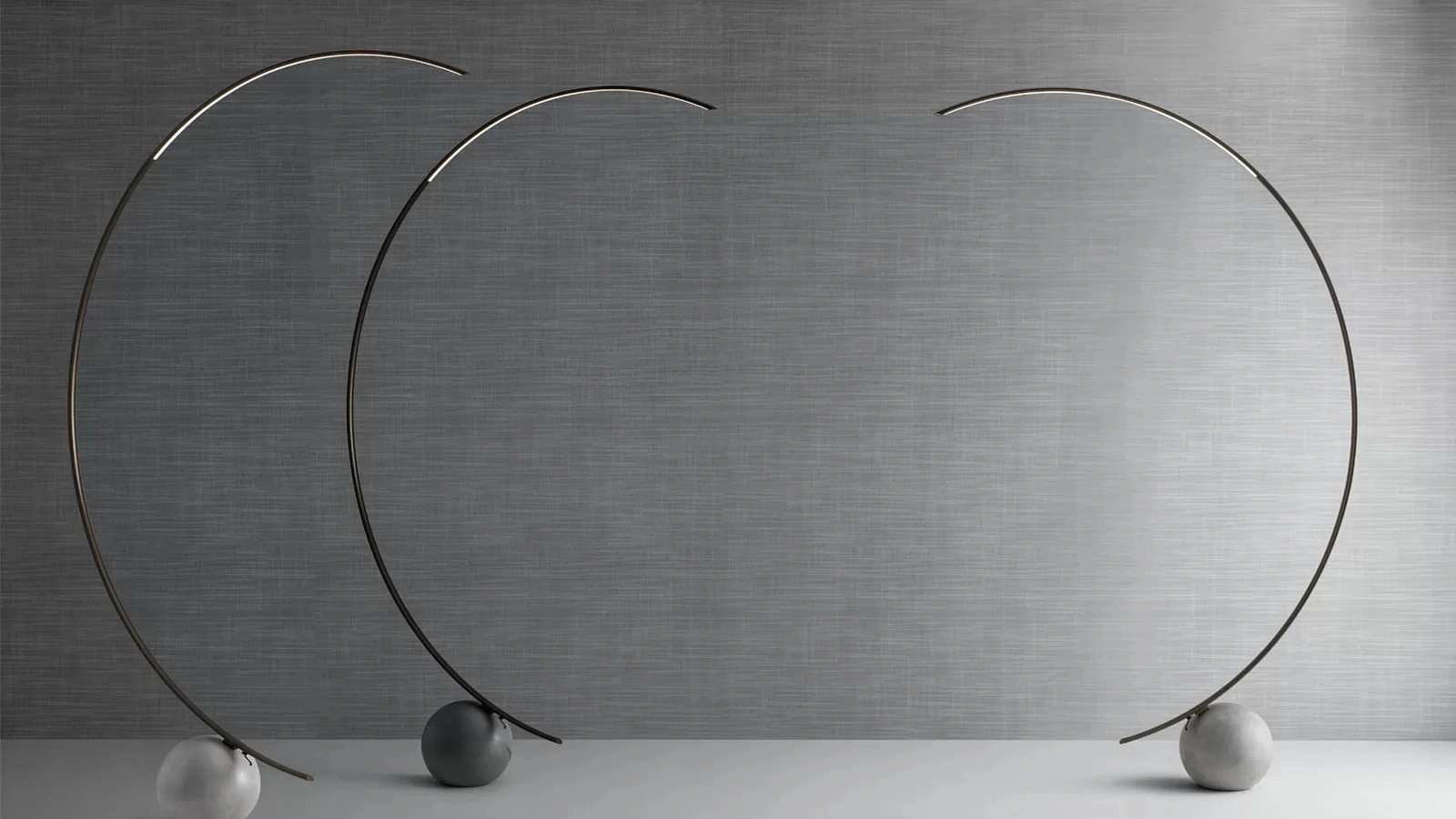 Lampada da terra Circle composta da base in cemento e struttura in acciaio laccato di Bontempi