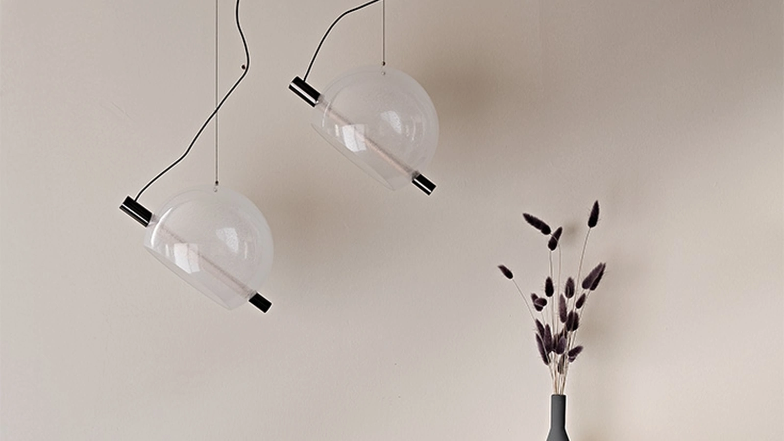 Lampada a sospensione con paralume in vetro soffiato trasparente o fumé Cody di Cattelan Italia