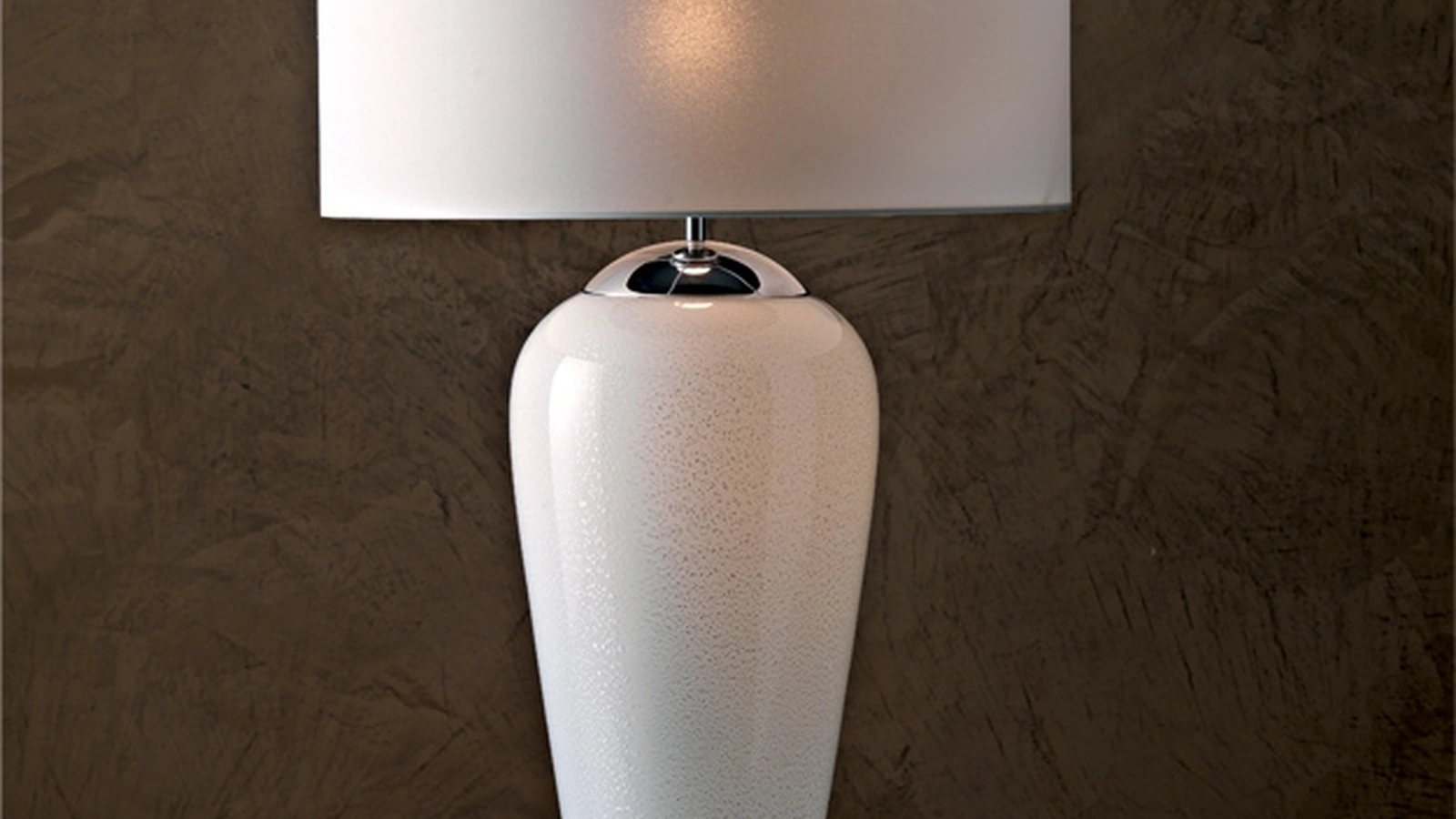 Lampada Diva da tavolo con vaso in vetro bianco e argento e paralume in tessuto bianco di Le Fablier