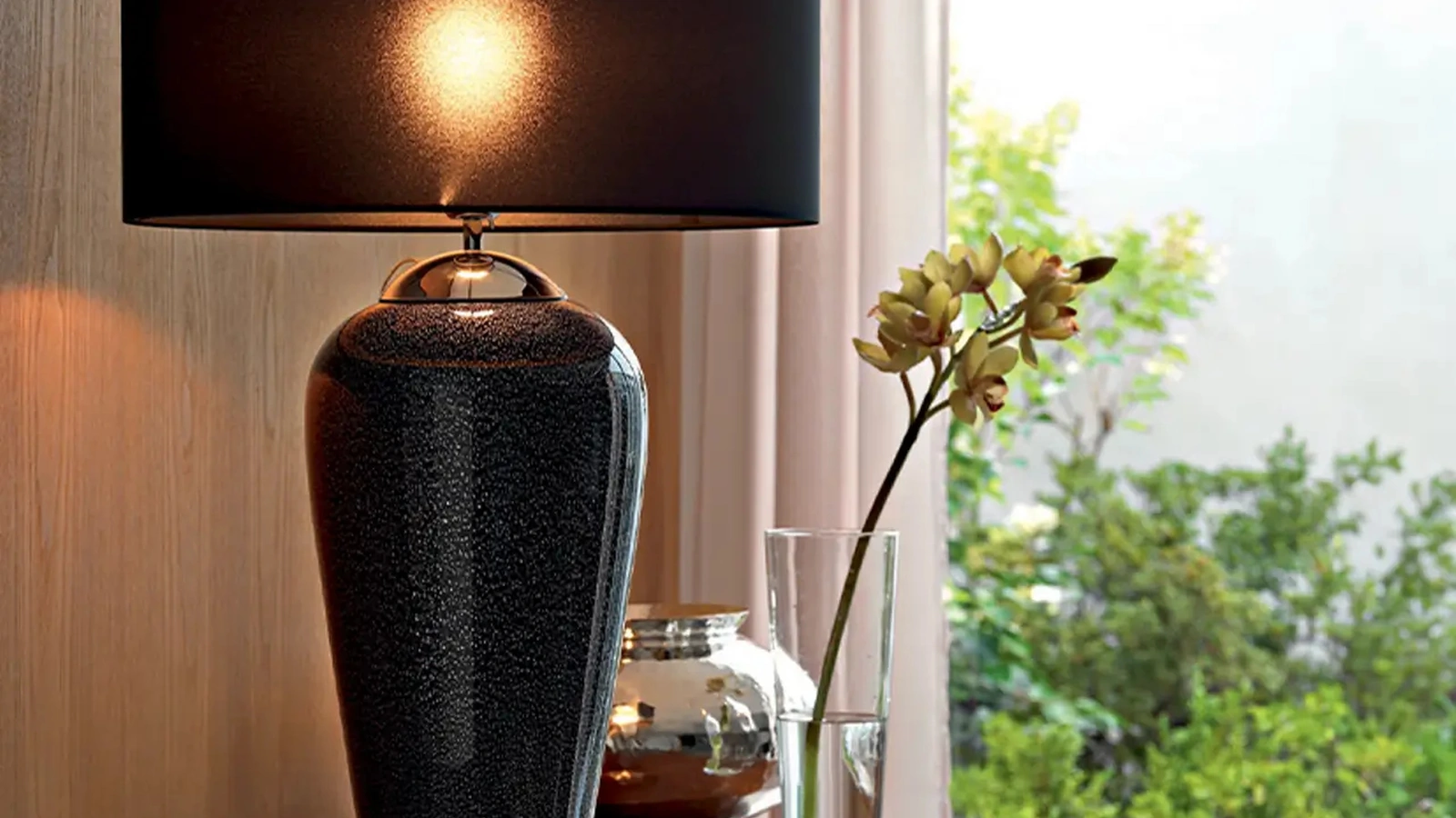 Lampada da tavolo Diva Noir con vaso in vetro nero e paralume in tessuto di Le Fablier