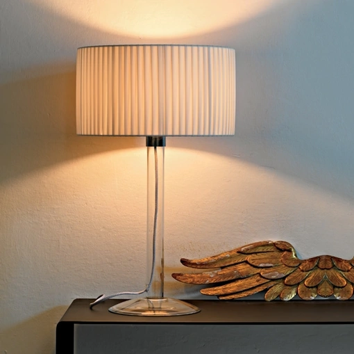 Lampada da tavolo Hari con paralume in tessuto e stelo in pirex trasparente di Le Fablier