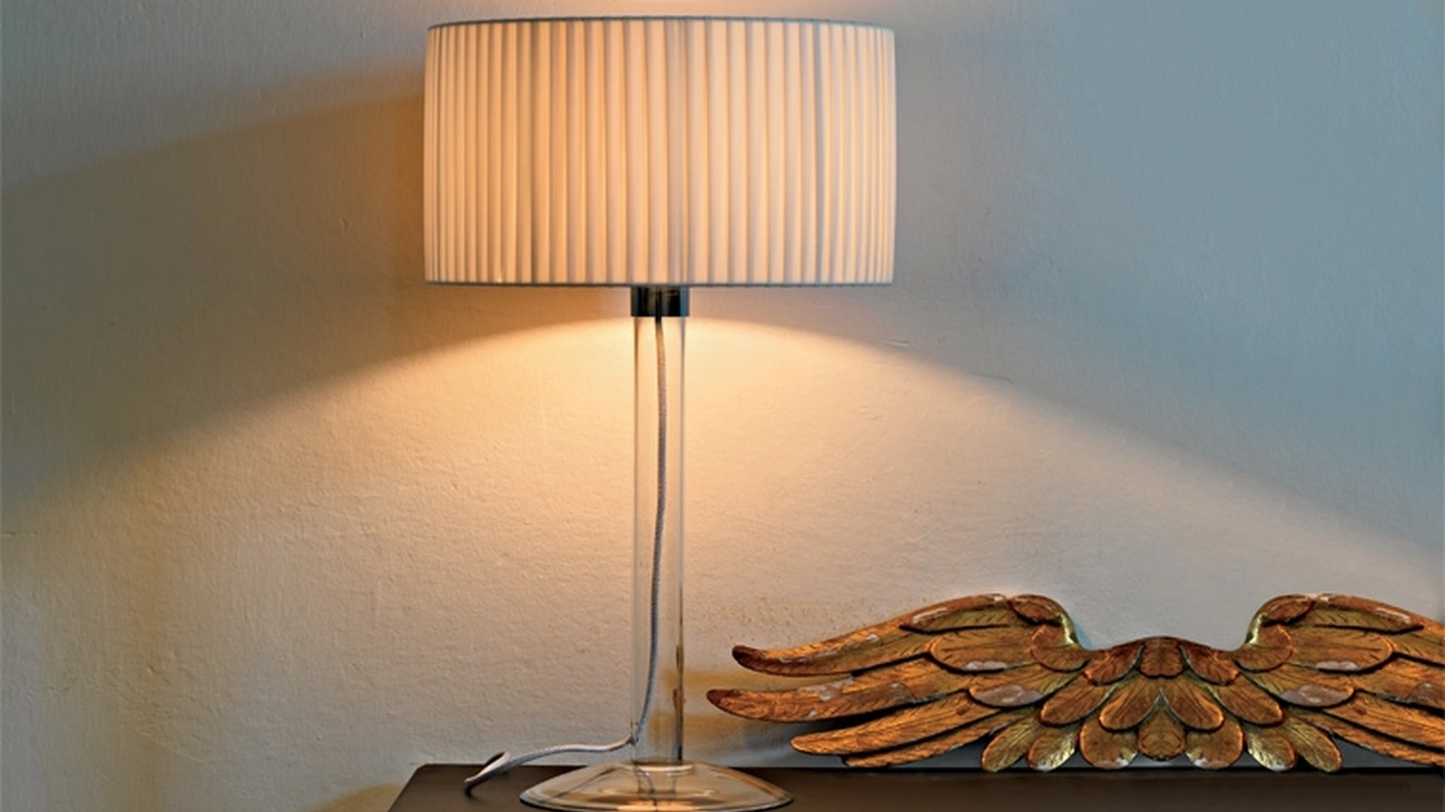 Lampada da tavolo Hari con paralume in tessuto e stelo in pirex trasparente di Le Fablier