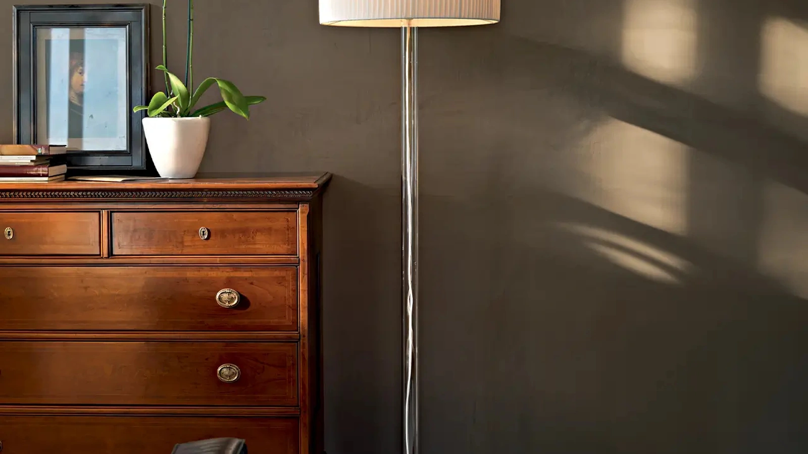 Lampada da terra Hari con paralume in tessuto e stelo in pirex trasparente di Le Fablier