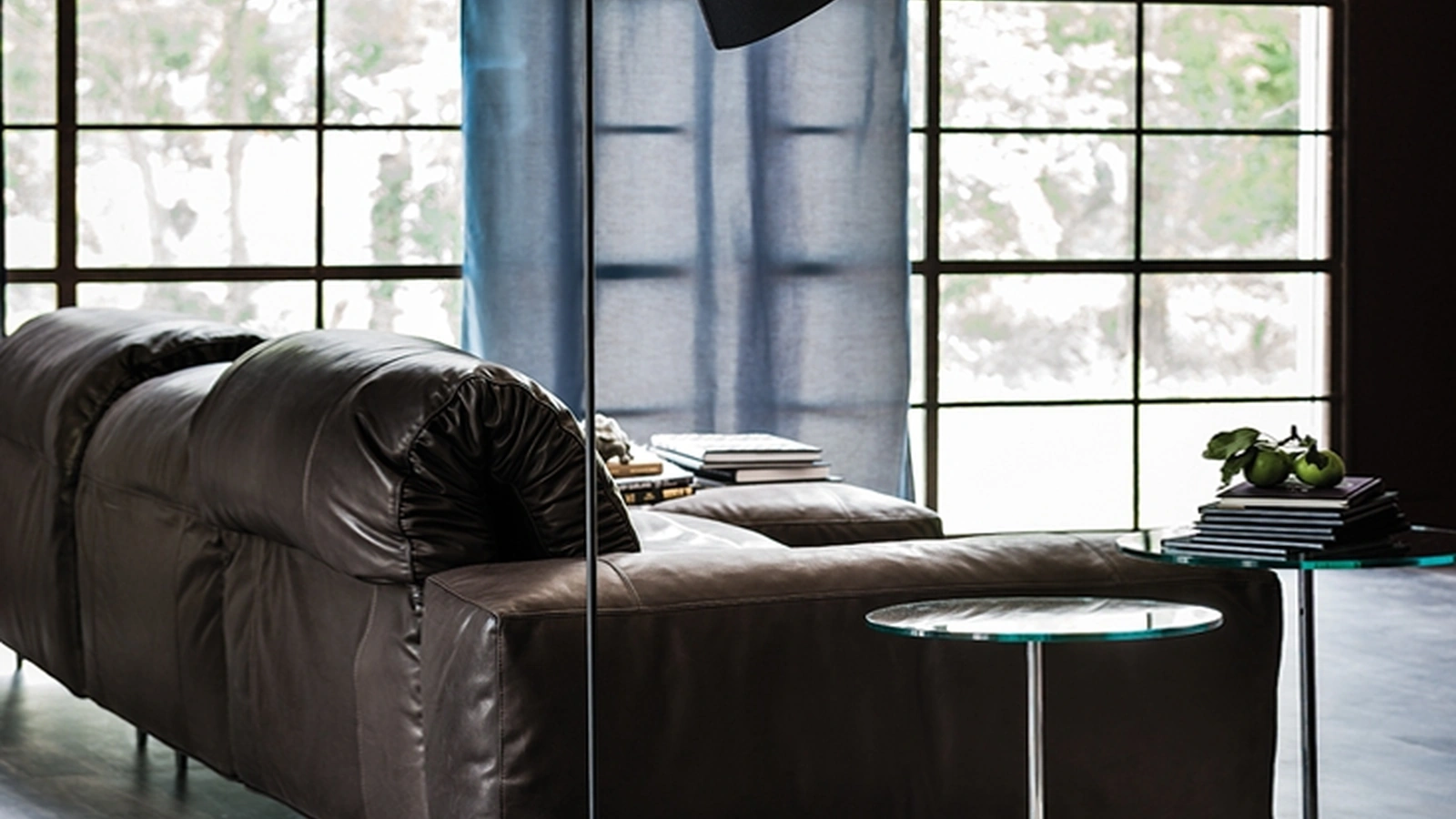 Lampada da terra in metallo con base in cemento Karibù di Cattelan Italia