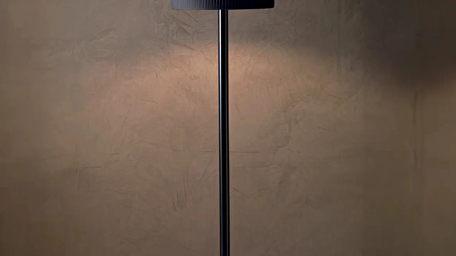 Lampada da terra Matahari con paralume in tessuto e stelo in pirex nero di Le Fablier