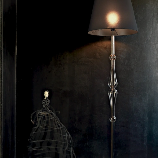 Lampada da terra Miss con struttura cromata,  stelo sagomato in pirex trasparente e paralume in tessuto di Le Fablier