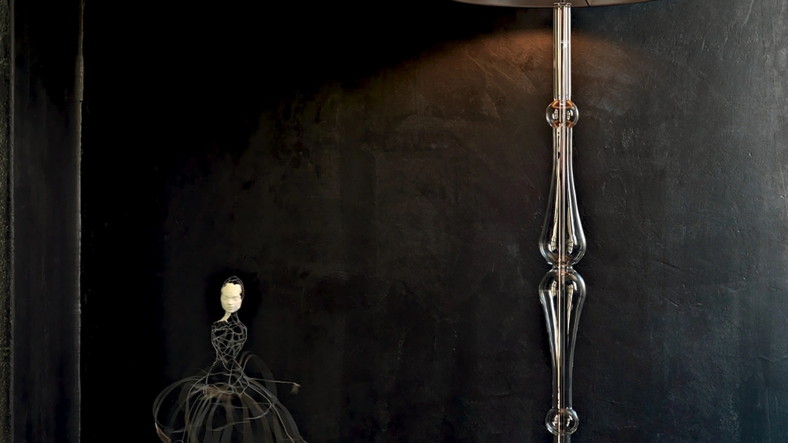 Lampada da terra Miss con struttura cromata,  stelo sagomato in pirex trasparente e paralume in tessuto di Le Fablier