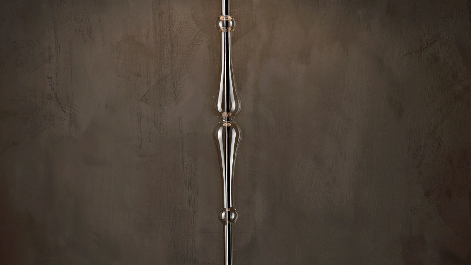 Lampada da terra Miss con struttura cromata,  stelo sagomato in pirex trasparente e paralume in tessuto di Le Fablier