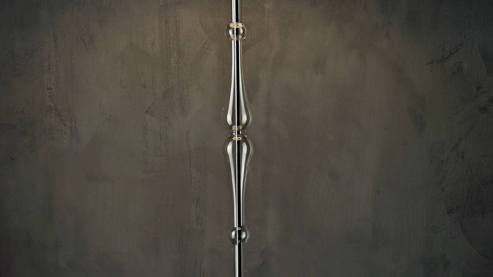 Lampada da terra Miss con struttura cromata,  stelo sagomato in pirex trasparente e paralume in tessuto di Le Fablier