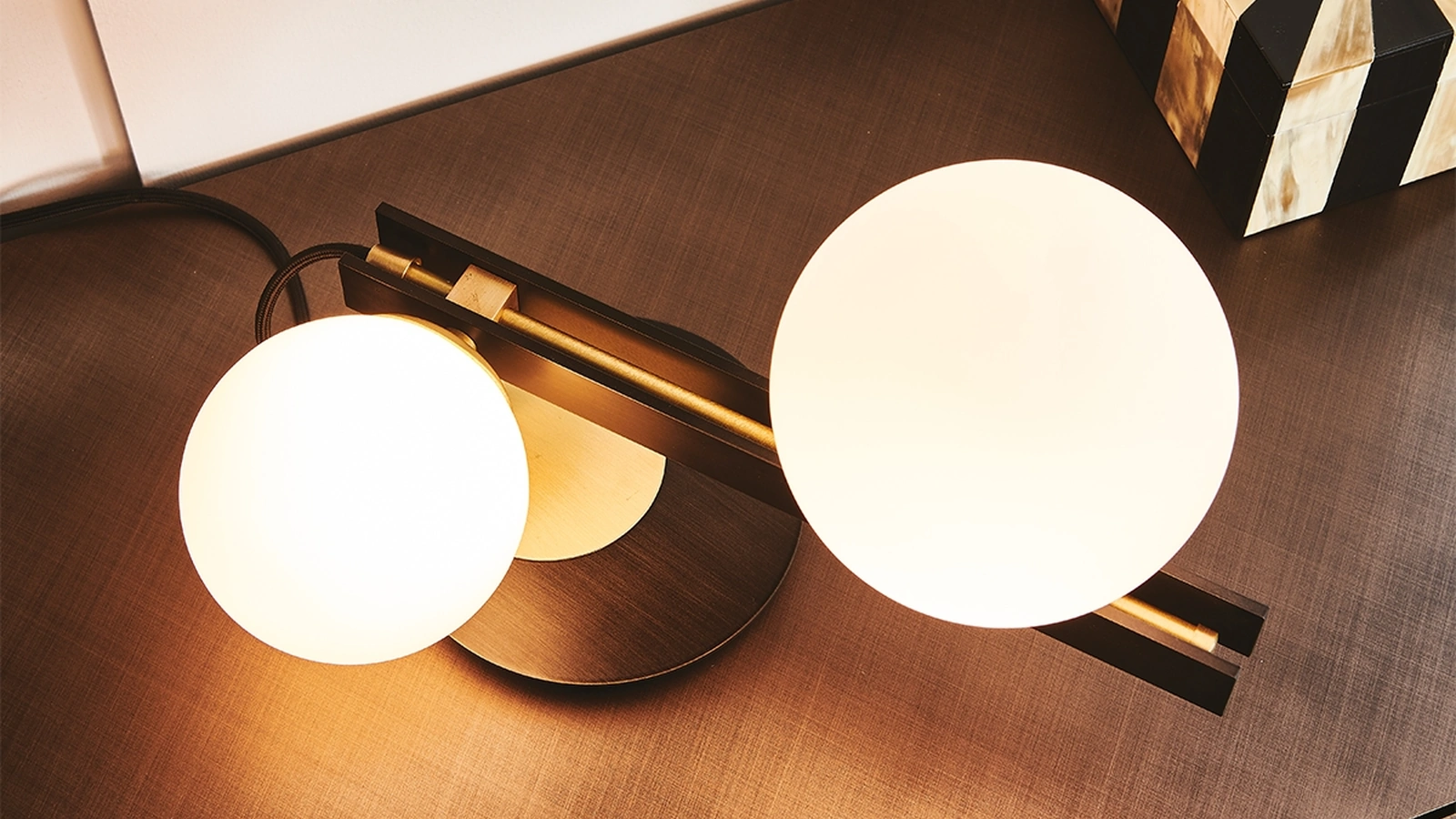 Lampada da tavolo in vetro e metallo Planeta di Cattelan Italia