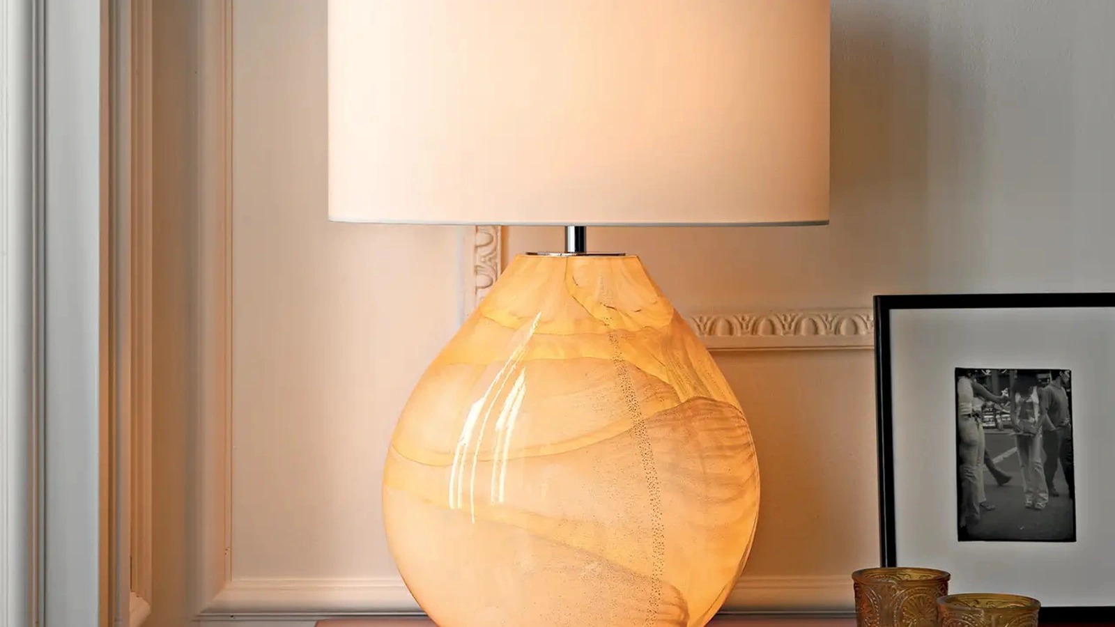 Lampada da tavolo Salomè con vaso in vetro giallo e oro e paralume in tessuto di Le Fablier