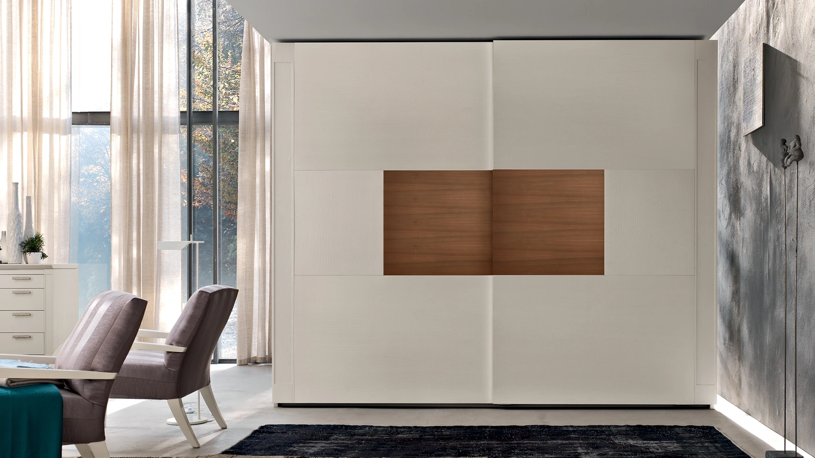 Armadio con ante scorrevoli Agrifoglio in Frassino laccato con inserto in Noce Canaletto di Le Fablier