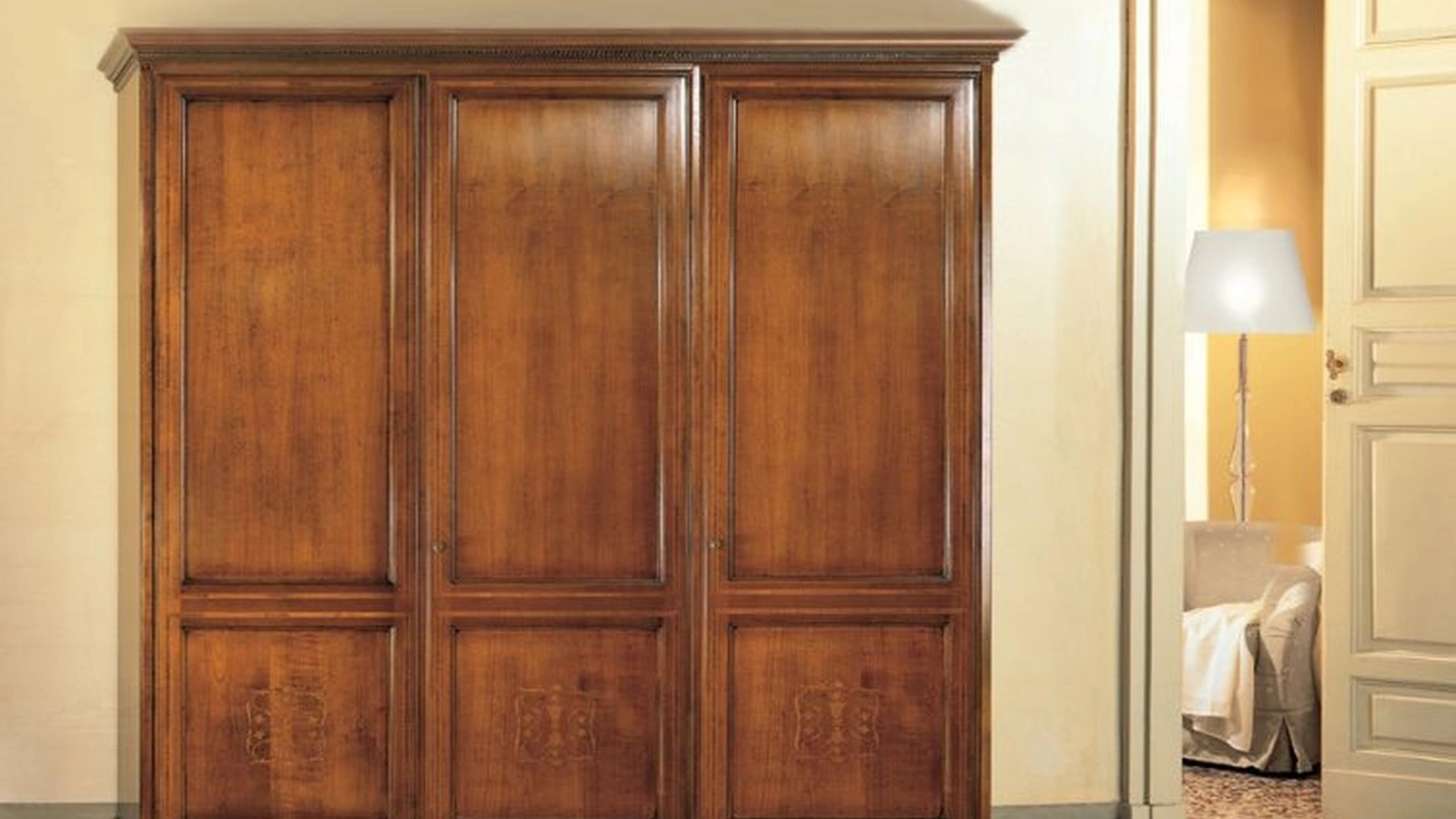 Armadio in legno con ante battenti Girasole di Le Fablier