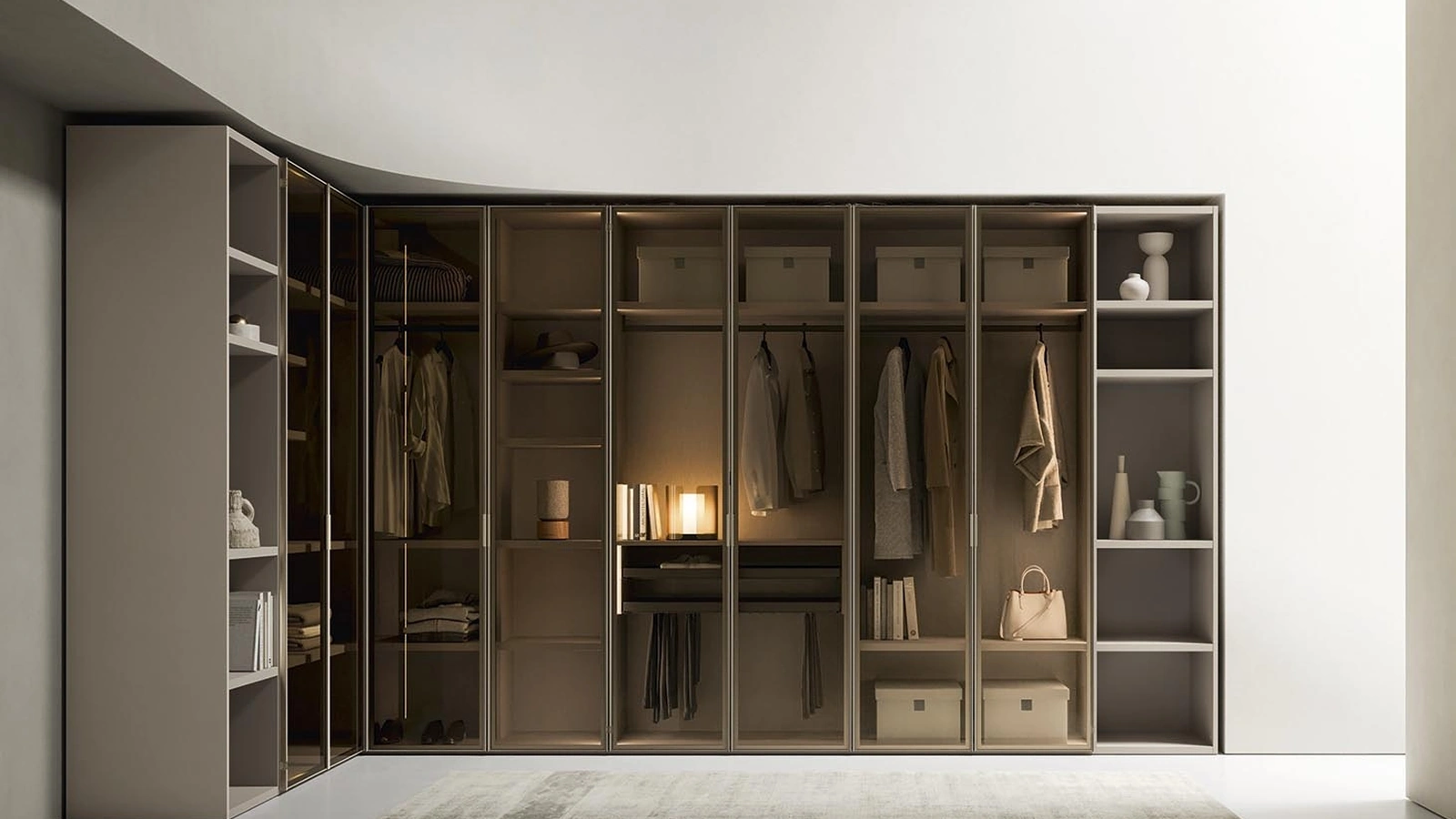 Armadio Pure angolare con ante battenti in vetro di Alf Da Frè