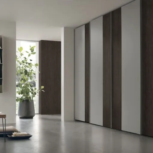 Armadio con ante scorrevoli Strip in laccato con fasce in vetro di Tomasella