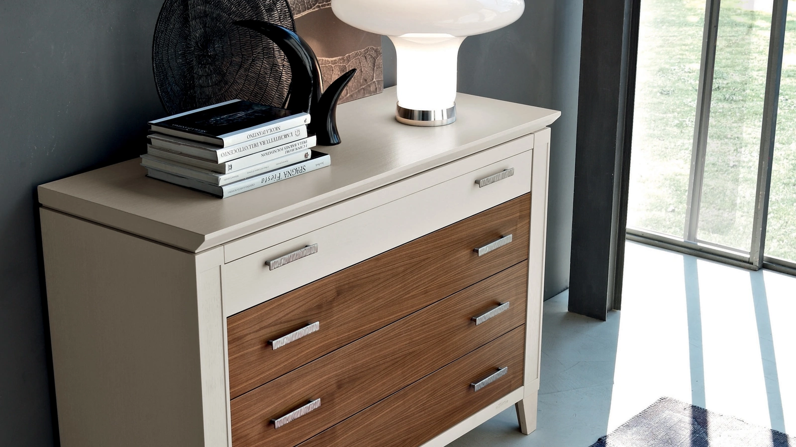 Comò Lauro bicolore in legno di Frassino laccato e Noce Canaletto di Le Fablier