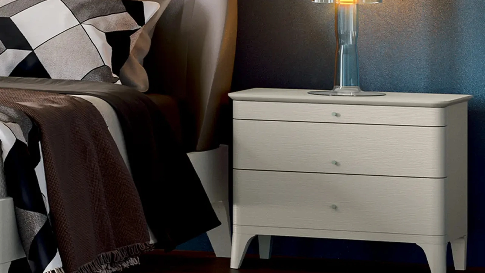 Comodino dalle linee morbide Rosa Colette in legno di Le Fablier