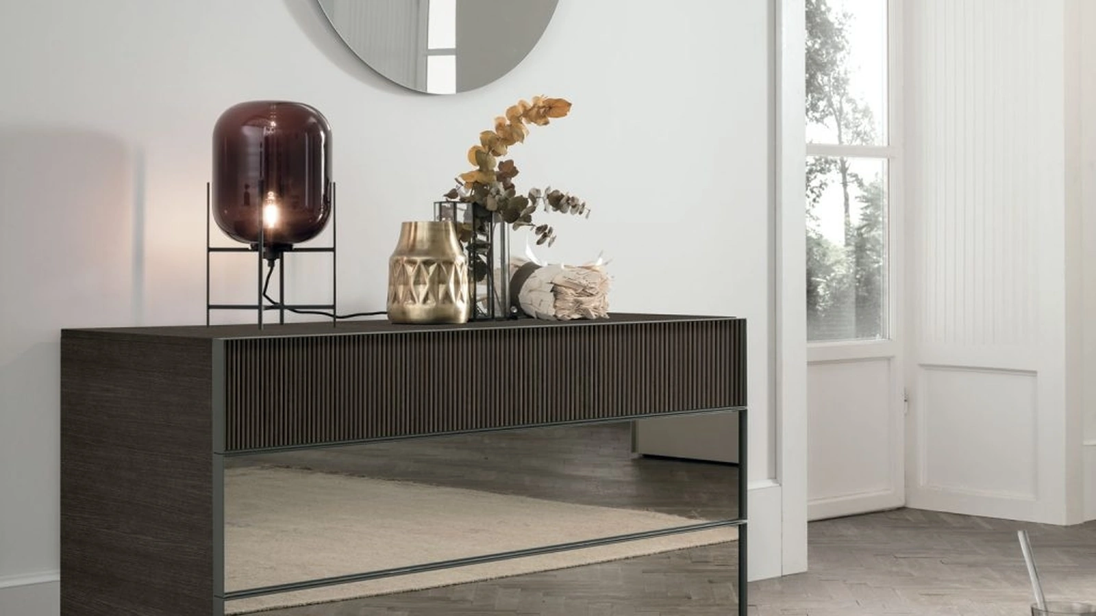 Comò Vinci in rovere e specchio di Tomasella