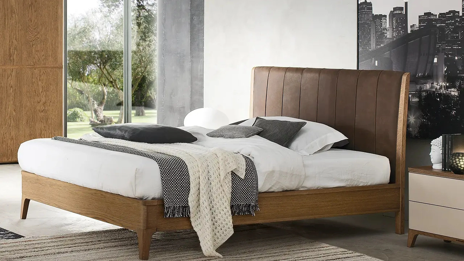 Letto Nirvana in legno con testiera in pelle di Le Fablier