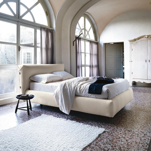 Letto imbottito con testiera Allan di Noctis