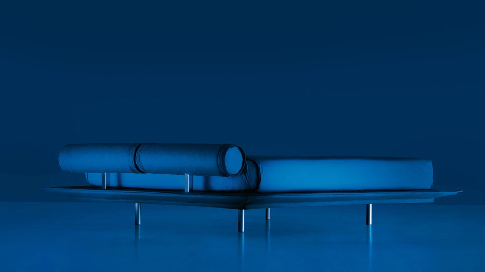 Letto con testiera a rullo e piedini arretrati in modo da essere invisibili Flamingo di Noctis