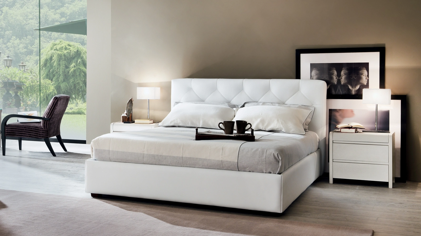 Letto in pelle con testiera imbottita e trapuntata Rosa Claudine di Le Fablier