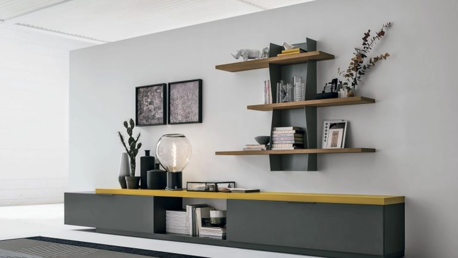 Libreria a muro in metallo con mensole in laccato opaco zafferano Versus di Tomasella