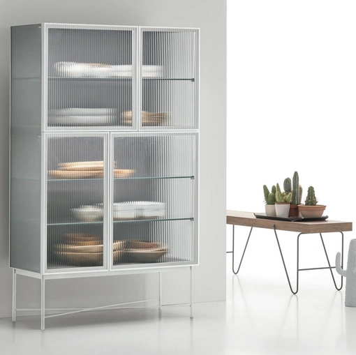 Madia Alta Nina in vetro canneté e metallo bianco gesso di Tomasella