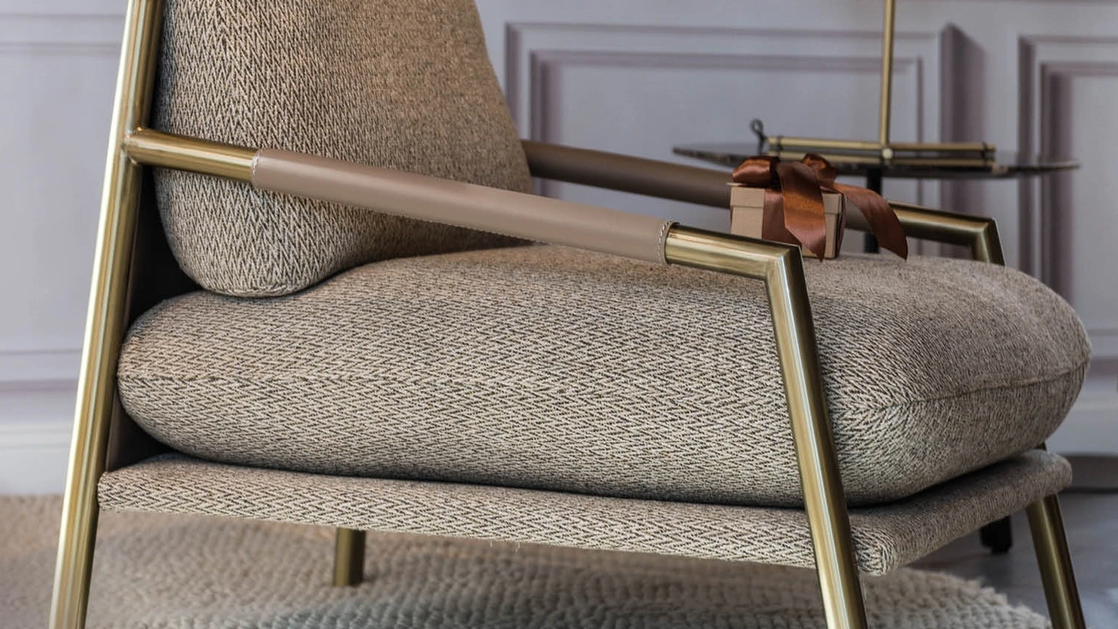 Poltrona in tessuto con struttura in metallo tubolare Norman di Calia