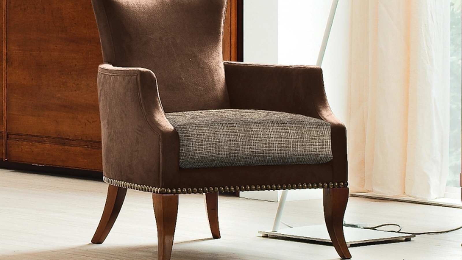 Poltrona Apollo in tessuto imbottito con piedi in legno di Le Fablier