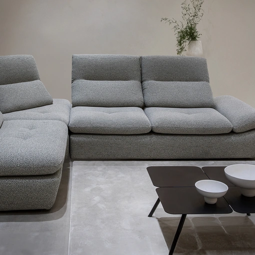 Divano angolare in tessuto con profondità della seduta regolabile Alba di Calia