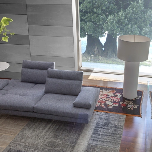 Divano lineare in tessuto con profondità della seduta ampliabile Toby Wing di Calia