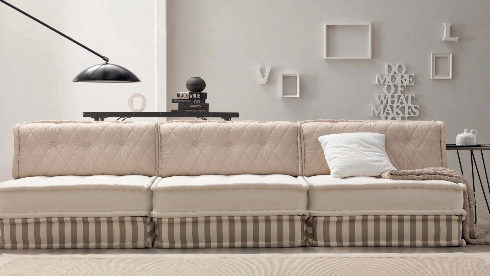 Divano lineare Pure di TreCi Salotti