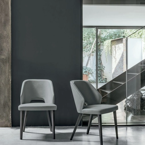 Sedia Adele in ecopelle con struttura in rovere carbone di Tomasella