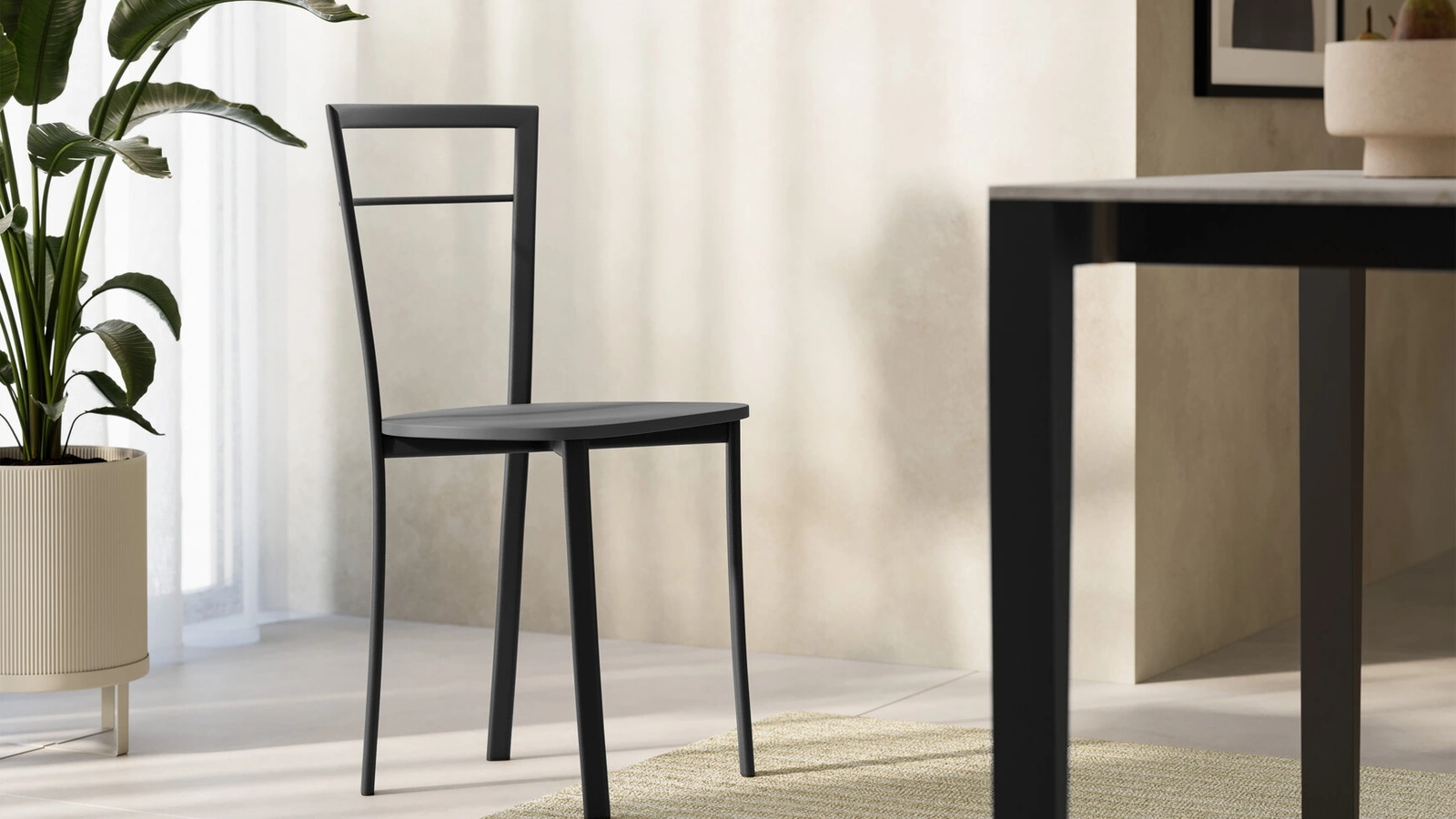 Sedia Nicole realizzata in tubolare metallico e seduta in legno laccato opaco di Arredo3