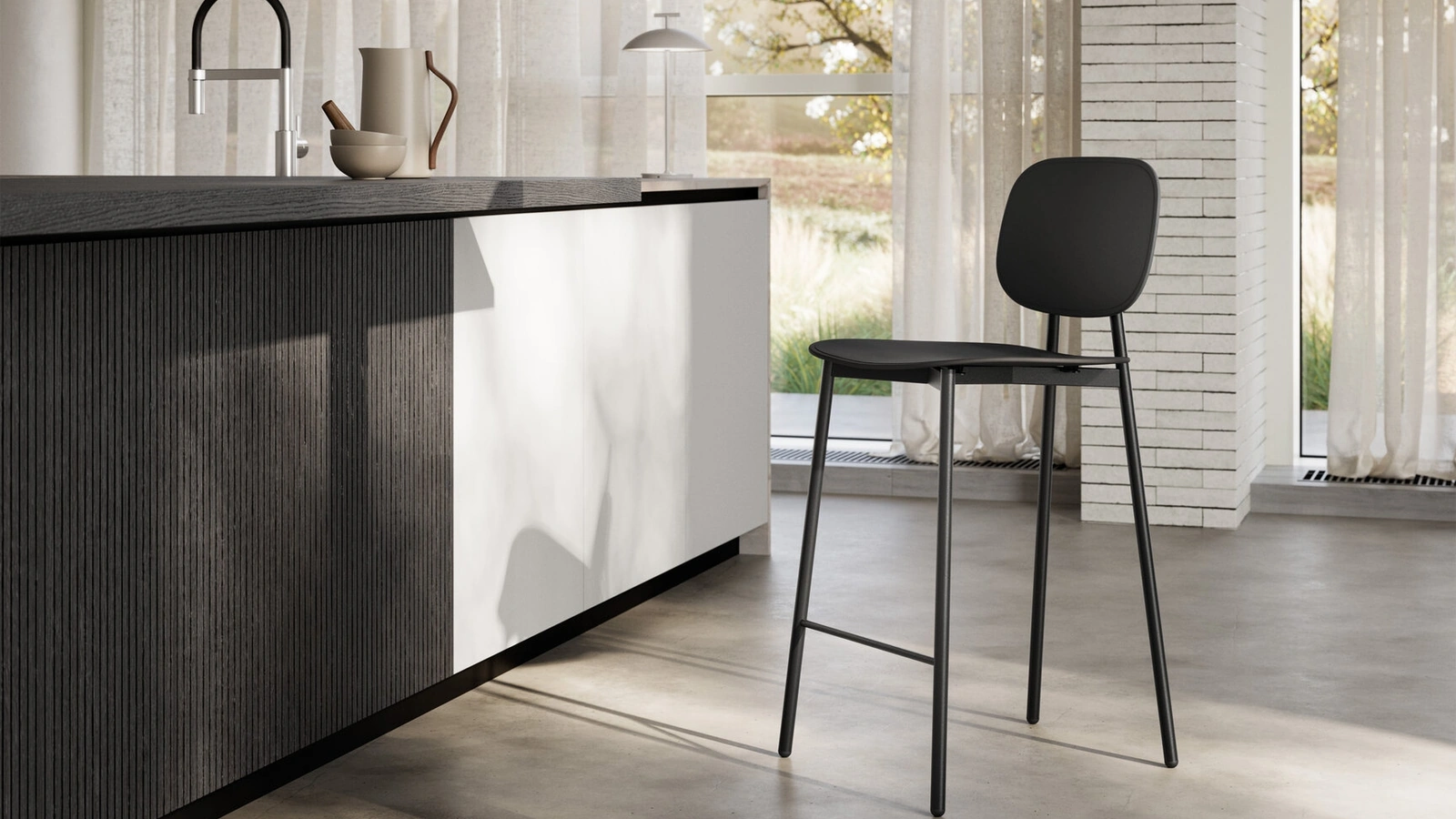 Sgabello Omega con struttura in metallo verniciato e seduta in polipropilene rinforzato con fibra di vetro di Arredo3