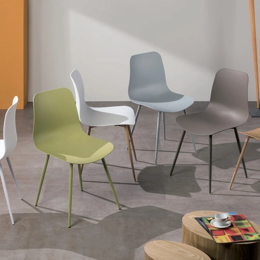 Sedia Betty con scocca in polipropilene e gambe in metallo di Gipi Le Sedie